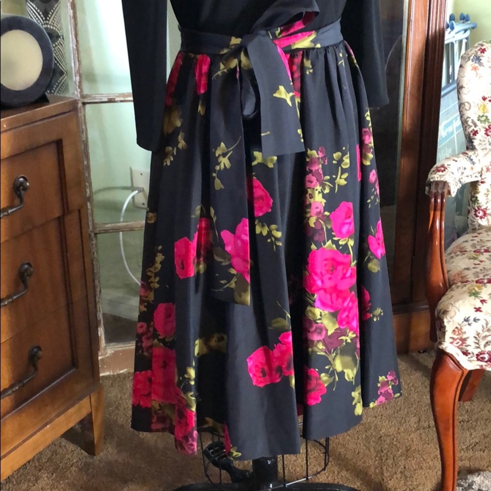 J PETERMAN FLORAL DRESS - Picture 3 of 8
